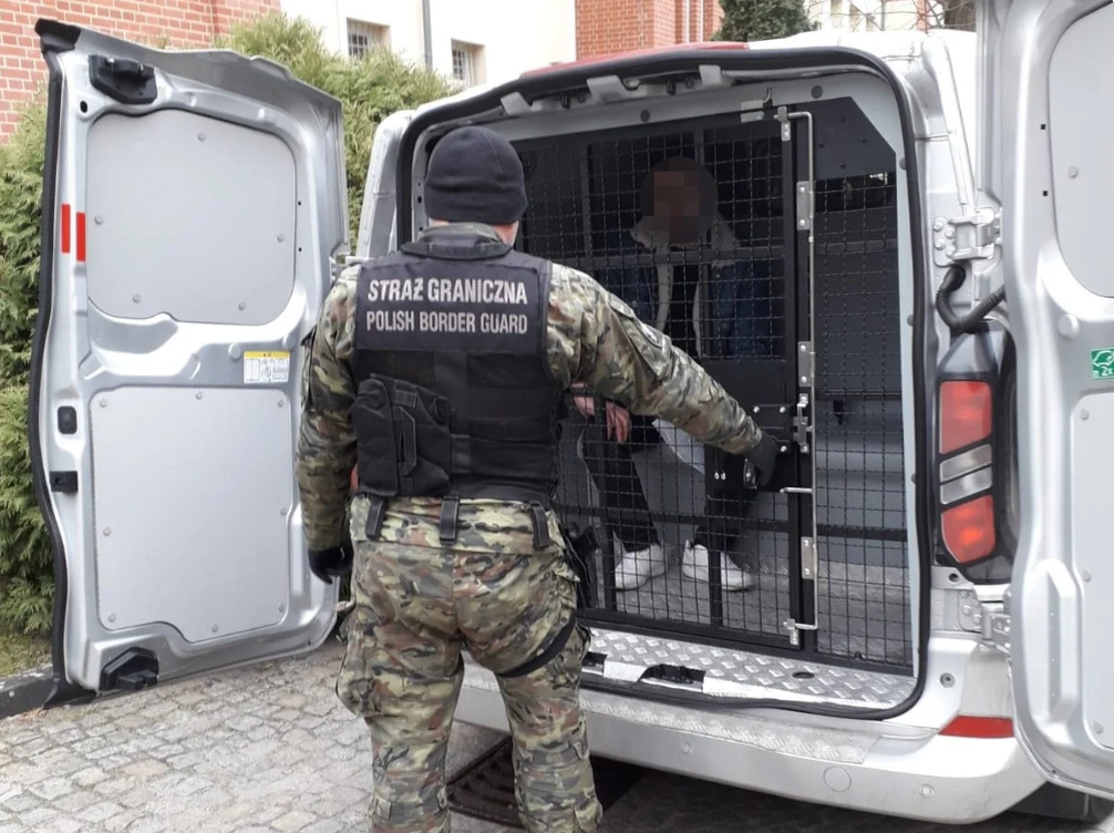    Очередные депортации украинцев из Польши: один угрожал людям ножом на ярмарке, другой — обкрадывал железнодорожную инфраструктуру