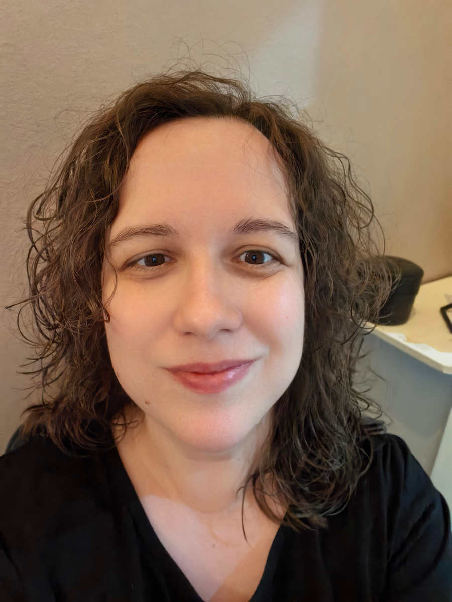 Пью кофе и досушиваю волосы 