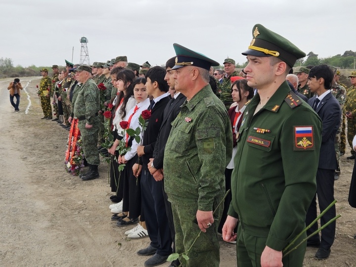    В митинге-реквиеме приняли участие не только военнослужащие, но и родственники погибших, а также местные жители. Источник: пресс-служба Центрального военного округа.