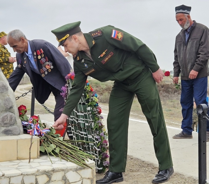    В рамках митинга-реквиема к памятнику российским пограничникам возложили цветы. Источник: пресс-служба Центрального военного округа.