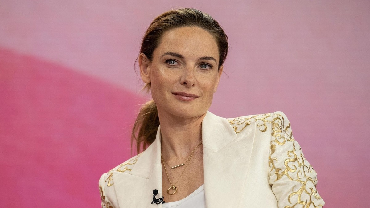 Это Ребекка Фергюсон –  шведская актиса, которую вы могли видеть в последней экранизации "Дюны", в историческом сериале "Белая королева" или в "Миссия невыполнима" с Томом Крузом. В 2026-м она снялась с ещё одним Томом – Шелби, в полнометражке про "Острых козырьков"