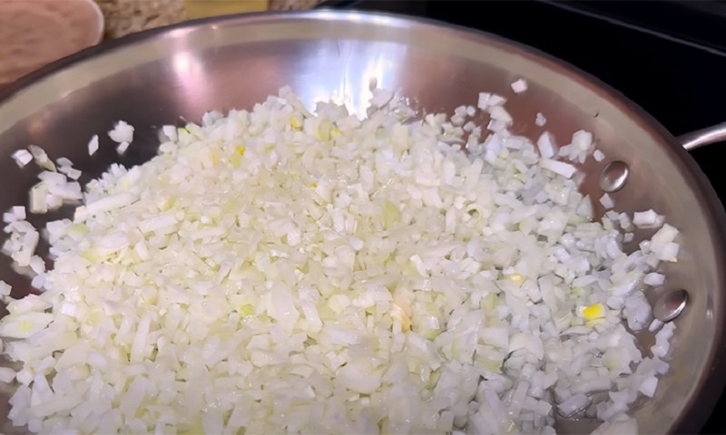 Как приготовить сочные тефтели с ароматной подливкой: секрет идеального домашнего ужина за полчаса