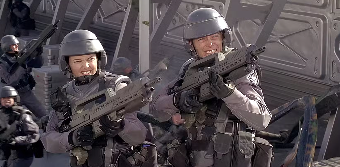 Кадр из фильма Звездный десант. Источник: kinopoisk.ru