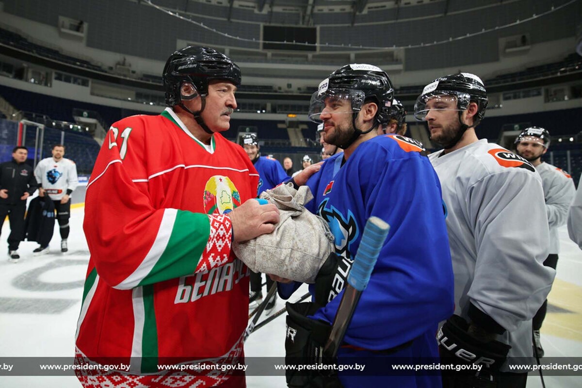  Александр Лукашенко и нападающий команды Сэм Энас. © Пресс-служба Президента Республики Беларусь