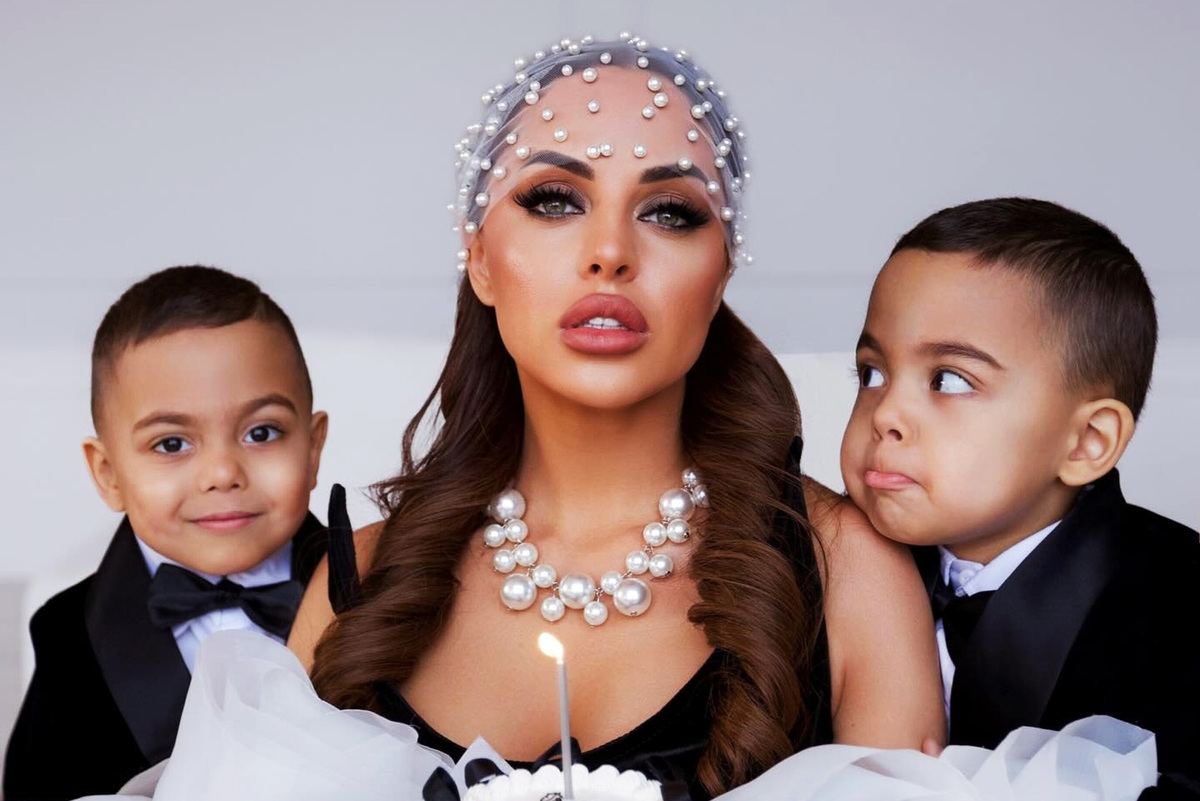     «Я не разочаровываю тебя, моя жизнь»: Юлия Ефременкова в день 39-летия показала фото с сыновьями-близнецами от Монтезира