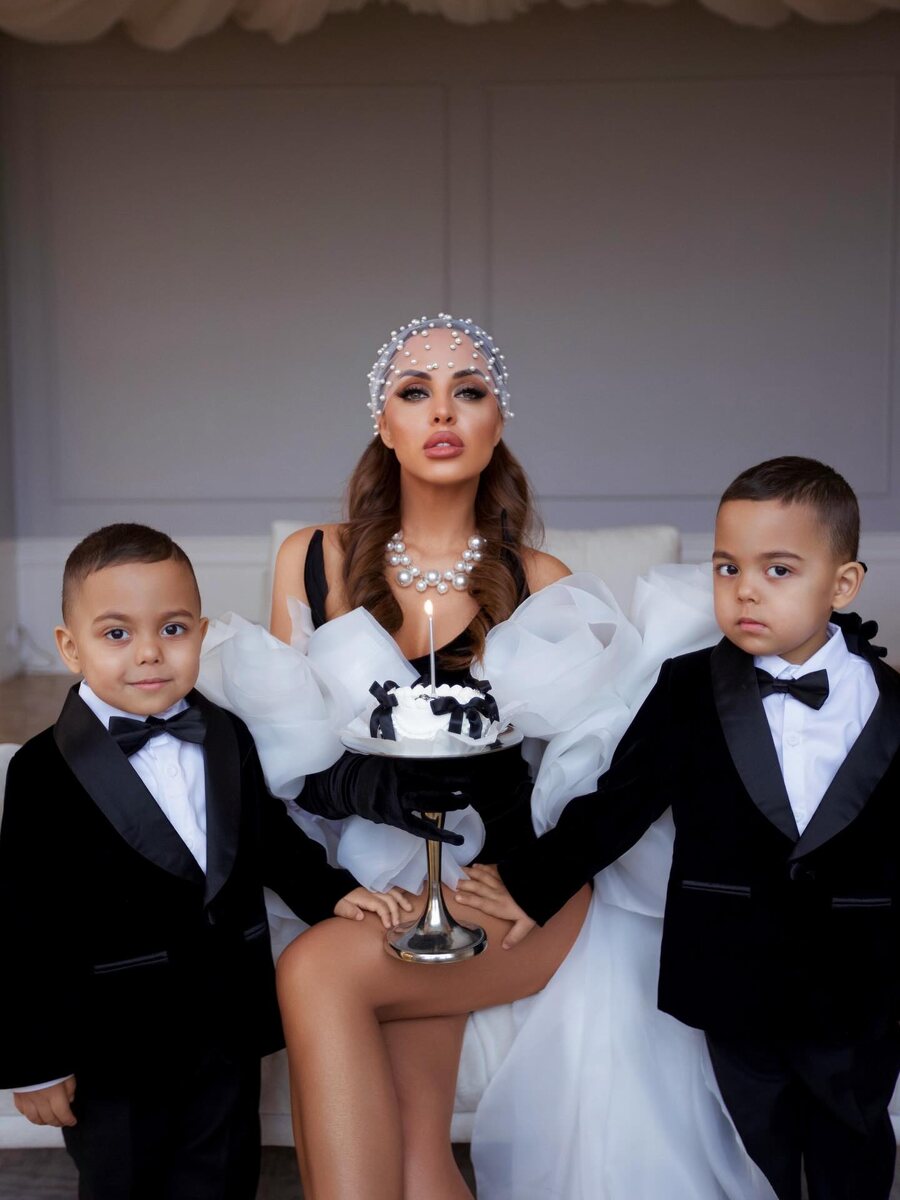    Юлия Ефременкова позировала с сыновьямиСоцсети Юлии Ефременковой