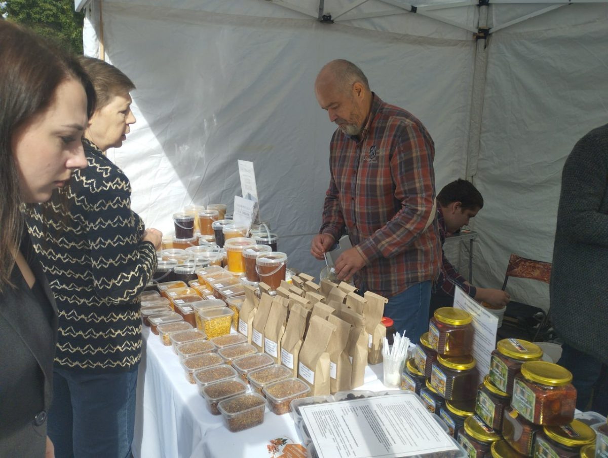    Предприниматели и самозанятые могут представить товары ручной работы, изделия народных промыслов, сельхозтовары и продукты питания
