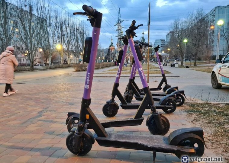 В Волжском будут судить 16-летнюю девушку, которая на самокате сбила пешехода