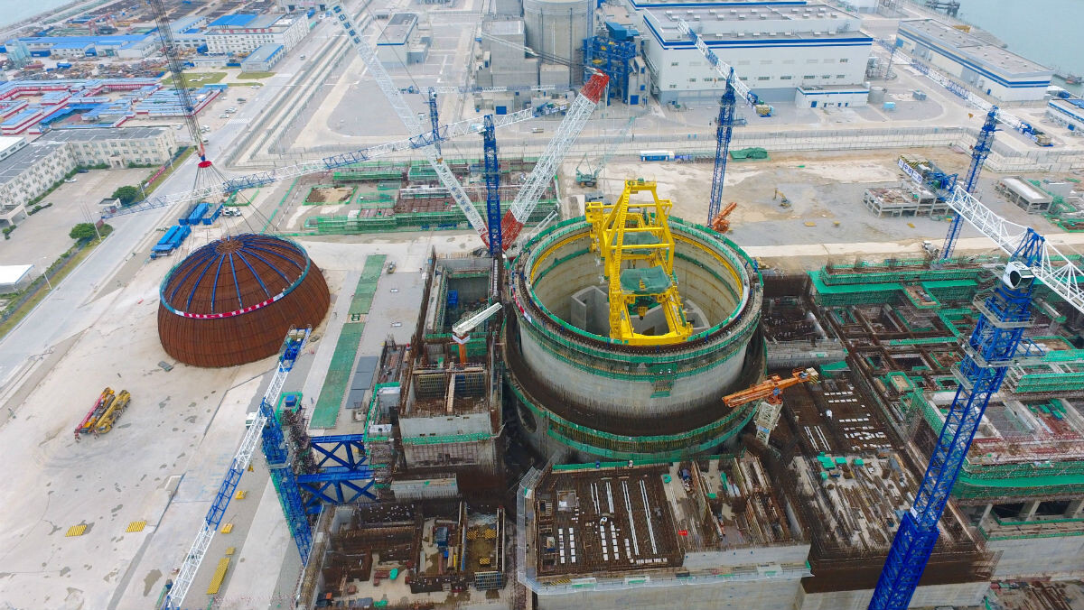    Globallookpress / В Китае бурно развивается атомная энергетика, однако, по мнению некоторых экспертов, не все проекты так безопасны, как считают их разработчики. На снимке показана установка нового купола на АЭС Фуцин.