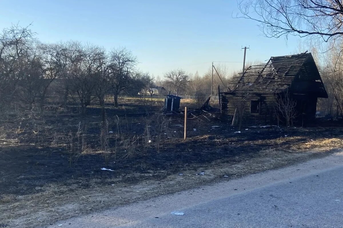    Следователи проводят проверку по факту гибели мужчин на пожаре под Островом
