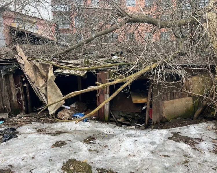     В Курске снесут бесхозные сараи между домами на улицах Радищева и Гоголя