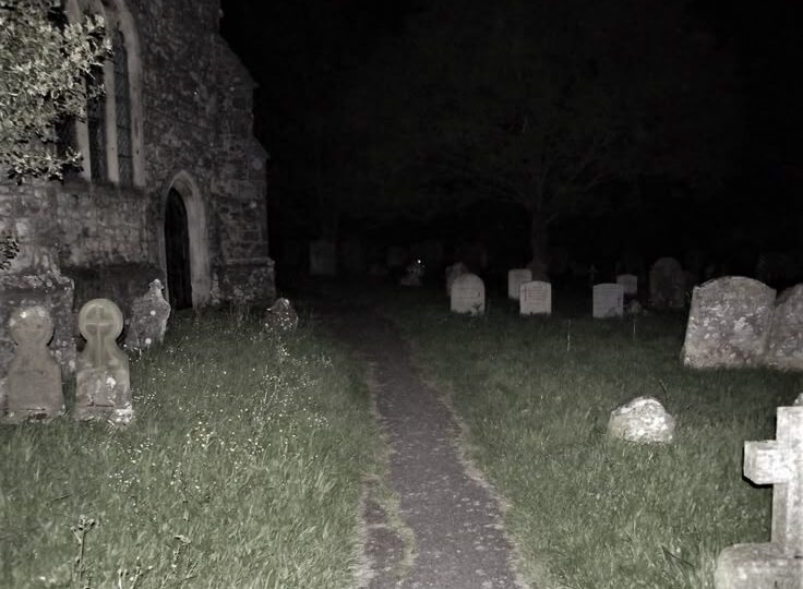 Нечто на кладбище.