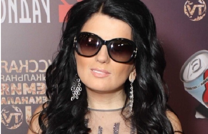 Тёмные очки десятилетиями были неотъемлемой частью имиджа певицы.