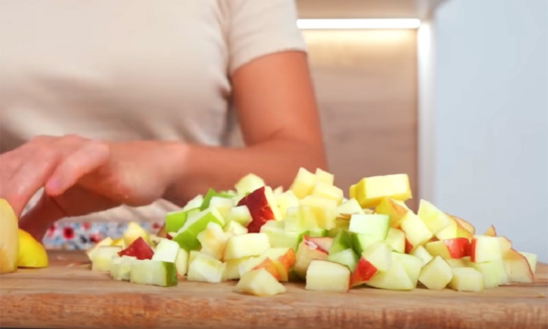 Пышные булочки с яблоками: идеальное тесто и мягкость надолго