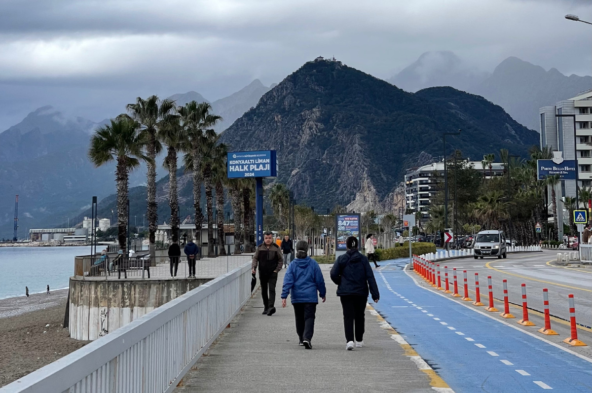 набережная Коньяалты в дождливую погоду