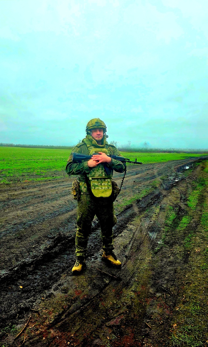 Вцепились они в высоту, как в своё.
Огонь миномётный, шквальный…
А мы всё лезли толпой на неё,
Как на буфет вокзальный.
И крики «ура» застывали во рту,
Когда мы пули глотали.
Семь раз занимали мы ту высоту —
Семь раз мы её оставляли.
И снова в атаку не хочется всем,
Земля — как горелая каша…
В восьмой раз возьмём мы её насовсем —
Своё возьмём, кровное, наше!
А можно её стороной обойти?
И что мы к ней прицепились?!
Но, видно, уж точно — все судьбы-пути
На этой высотке скрестились.
Вцепились они в высоту, как в своё.
Огонь миномётный, шквальный…
А мы всё лезли толпой на неё,
Как на буфет вокзальный.