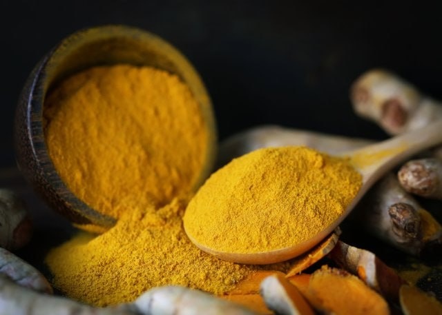 Как покрасить яйца на Пасху куркумой