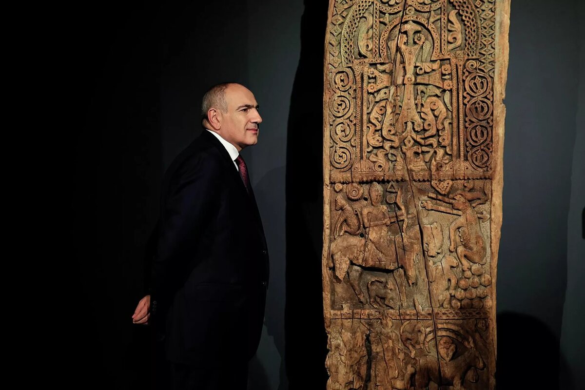 Никол Пашинян на открытии выставки одного из уникальных экспонатов средневекового армянского деревообработки — деревянного дверного полотна из армянской церкви, датируемого 1188 годом, — в Историческом музее Армении (2 апреля 2026). Еревaн © Photo : official site of the Prime Minister of RA