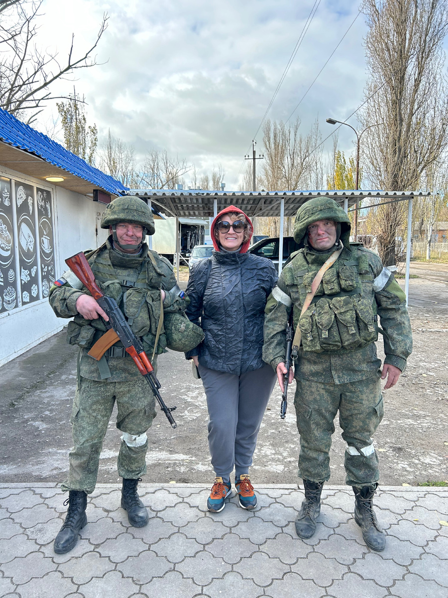 Я и актёры массовых сцен. Во время очередной поездки с гуманитаркой заехали на съемочную площадку в Мариуполь.  