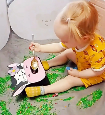 Ариша кормит Лёлю