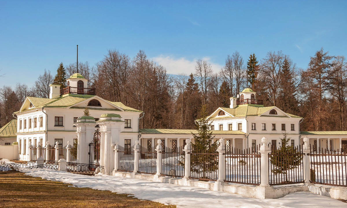 Флигели. В том, что справа жил юный Лермонтов