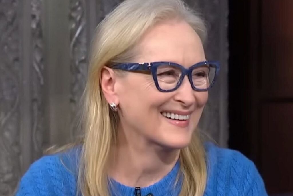     Мерил Стрип появилась на шоу в небесно-голубом свитере героини Энн Хэтэуэй в фильме «Дьявол носит Prada»