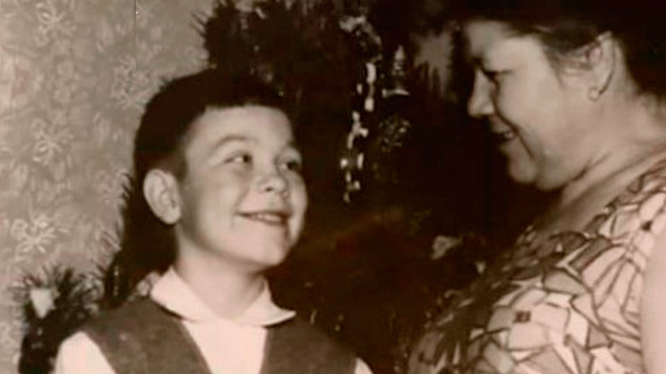 Сергей Селин в детсвте с мамой. Фото из открытых источников.