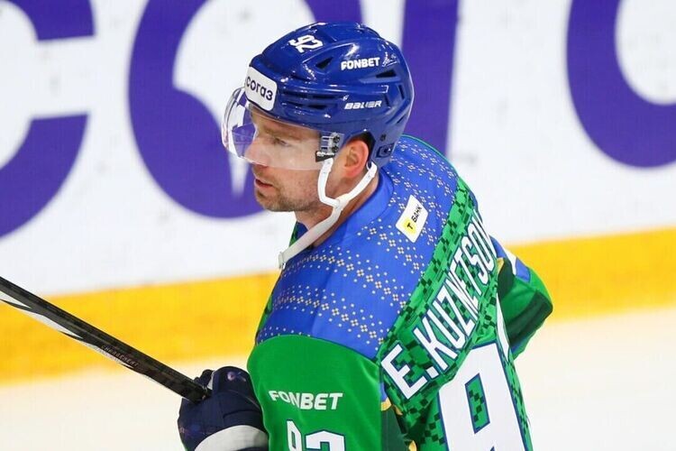 Кузнецов, вернувшийся в состав «Салавата», ударил в пах Спронгу. «Автомобилист» реализовал удаление