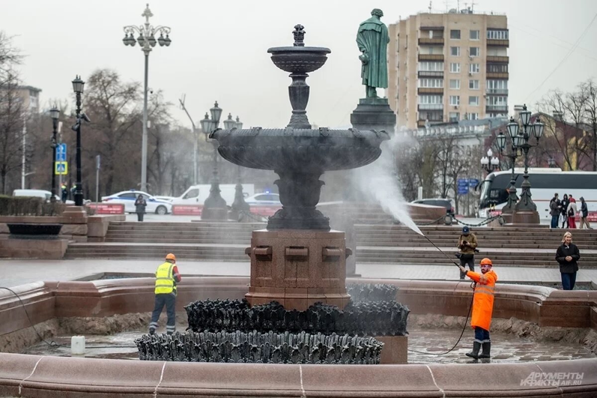    На Пушкинской площади стартовала весенняя промывка знаменитых фонтанов «Пушкинский» и «Новопушкинский»
