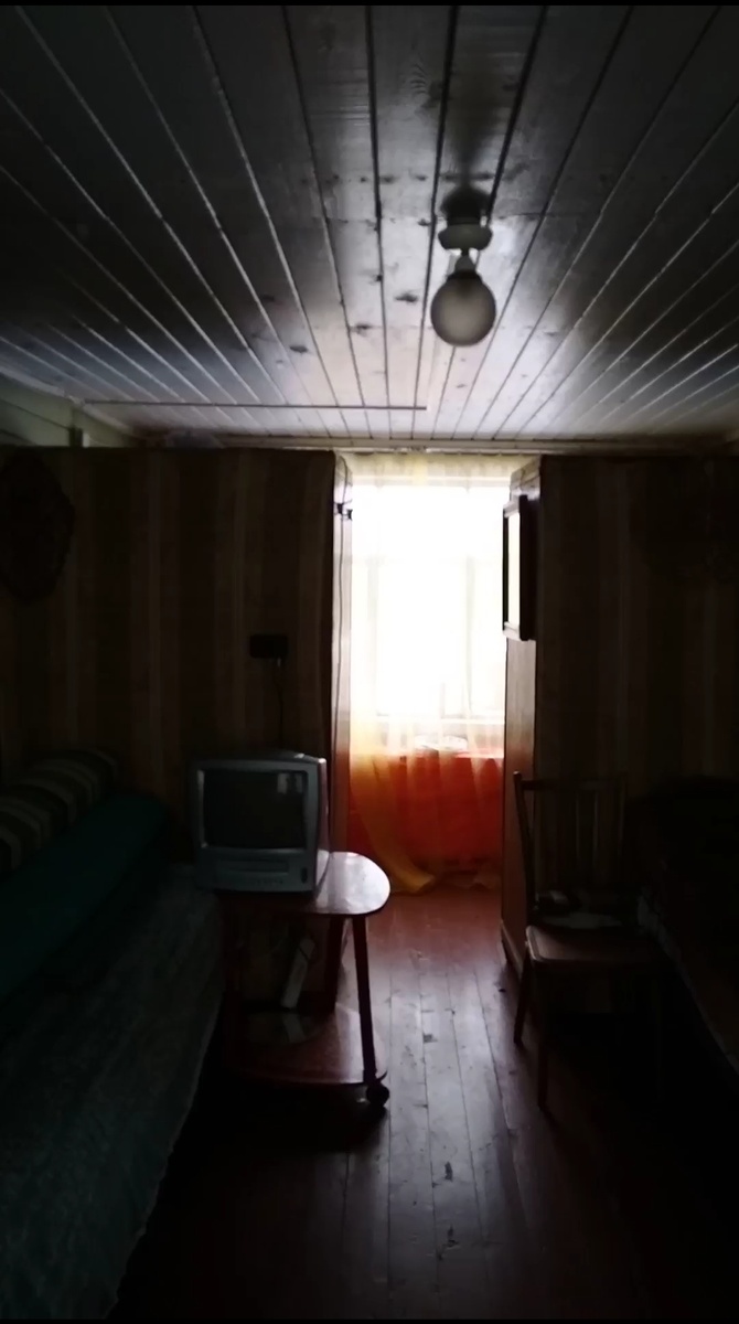 Фото 2021 года. Вид на веранду второго этажа окнами в сад.