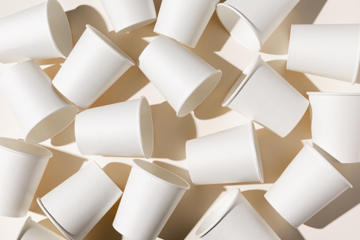    Пока что даже полностью бумажная на вид упаковка и одноразовая посуда все равно склеивается полимерной пленкой или клеем, что снижает возможность ее переработки.