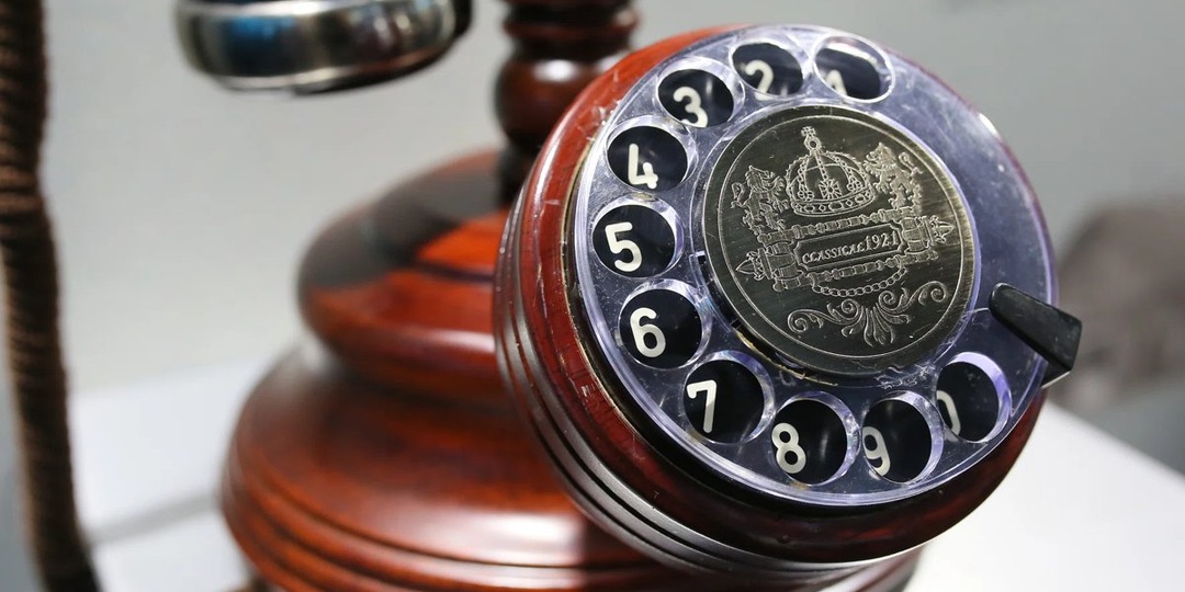 Россиян призвали установить стационарный телефон дома