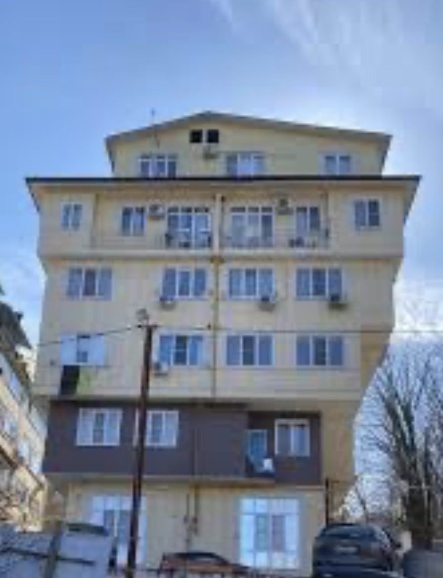 Не именно этот дом строил романтик.