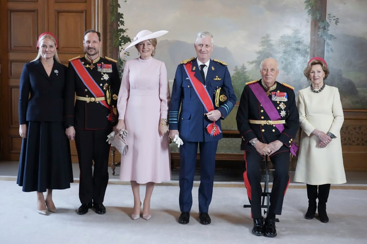 Королева Матильда и король Филипп - в центре