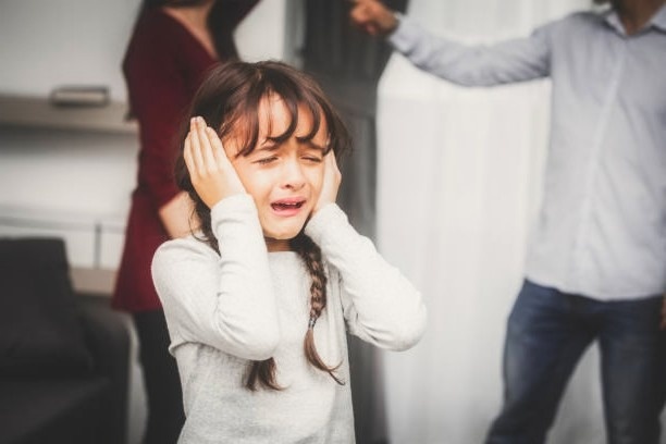 Я не раз сталкивался с историями, где люди во взрослом возрасте до сих пор носят в себе такие эпизоды. И это не преувеличение - это реальность.

