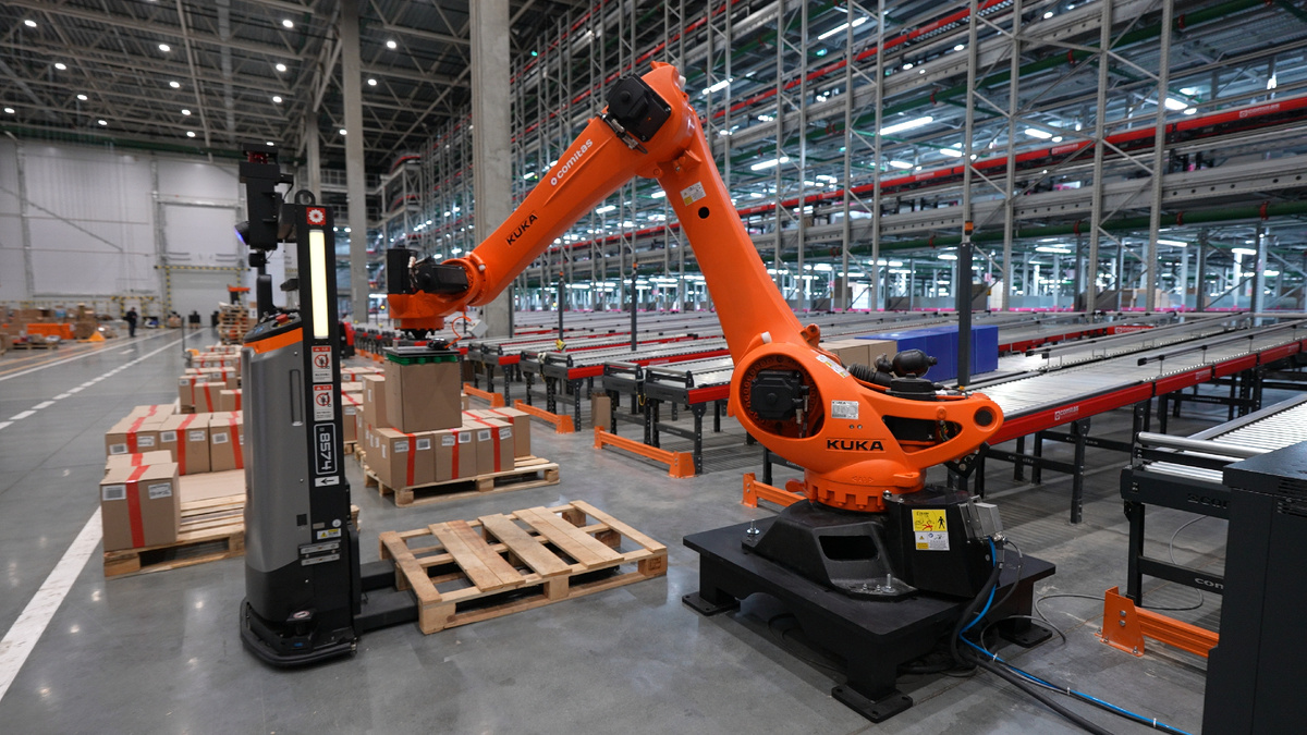 Робот-палетайзер загружает робота FMR.