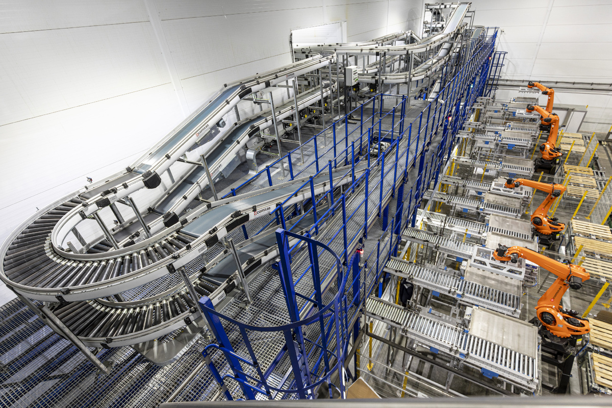 Роботы-палетайзеры работают на складе-морозильнике при температуре -27 градусов.