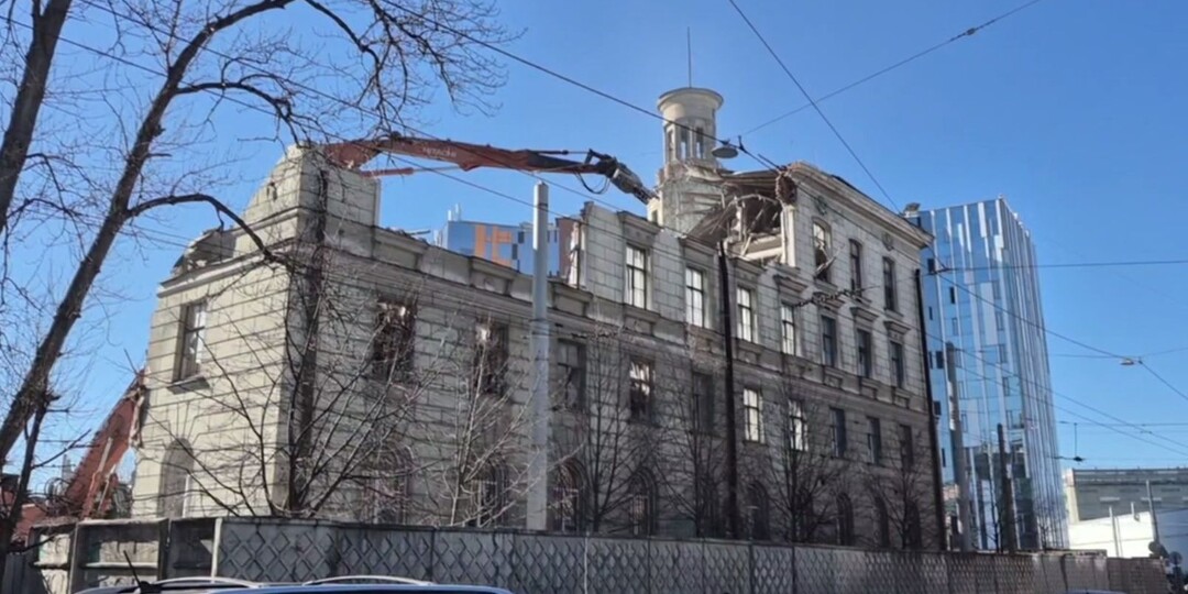В Петербурге при сносе здания часть фасада рухнула прямо на дорогу