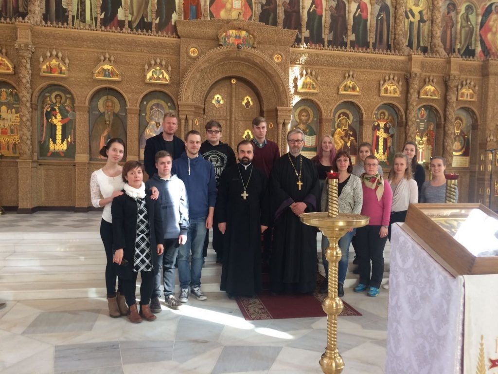 2017 г. В Феодоровском соборе Санкт-Петербурга регентовала лесбиянка (Международное движение ЛГБТ признано экстремистским и запрещено в России). На фото – с настоятелем Феодоровского собора о. Александром Сорокиным.