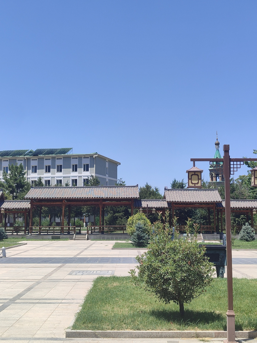 Про прекрасный Самарканд в моëм блоге уже было. Смотрите, какой красивый. Нет, фотку я не перепутал - в городе есть китайский дворик в непосредственной близости от православного храма. 