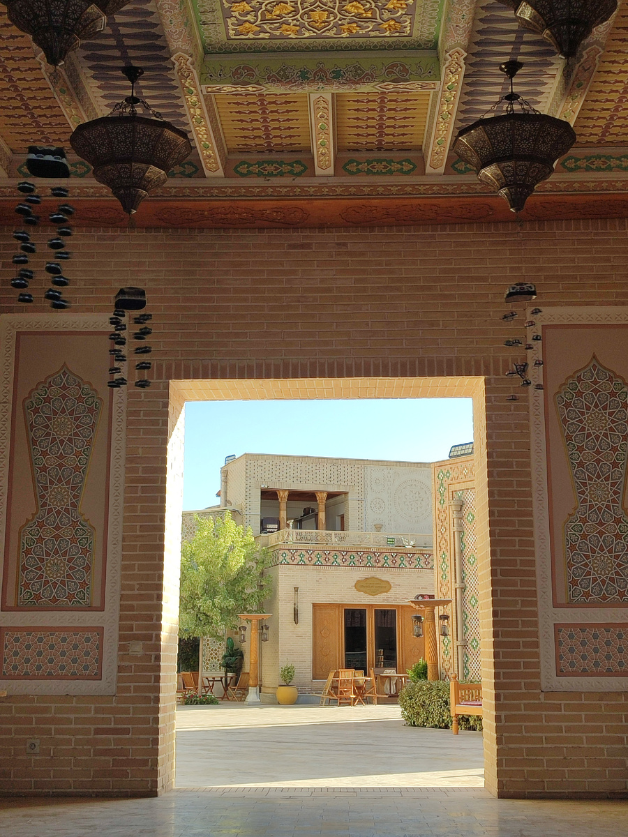 Оно того стоило - даже гулять по улочкам достопримечательности приятно, а еда и напитки, продаваемые в кафе, вполне ничего даже в дневные часы, когда городок отдыхает в предвкушении вечерних гостей. 