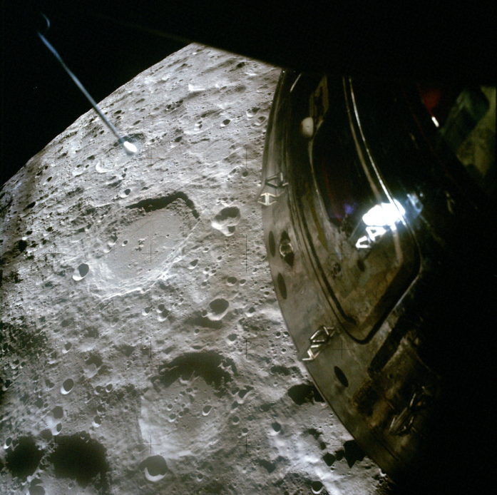 «Apollo 13 у Луны уже после аварии. Высадка была отменена, и облёт Луны превратился в часть пути назад.»