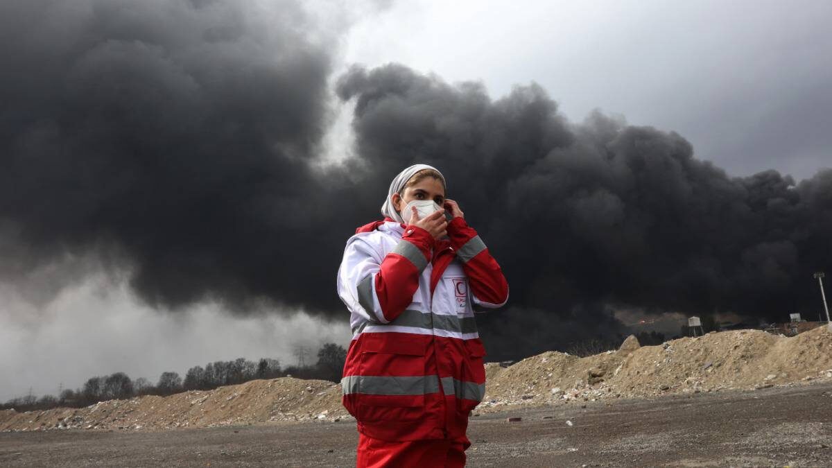    Последствия израильского удара по нефтеперерабатывающему заводу в Тегеране. По данным из израильских источников, в тот день целью стали около 30 резервуаров для хранения нефти и топлива в столице Ирана / Фото: Abedin Taherkenareh / EPA / ТАСС