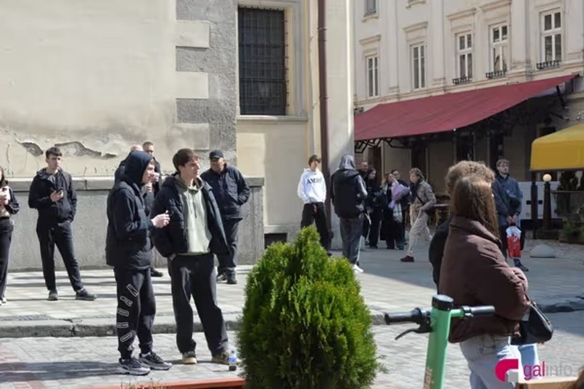    В центре Львова обнажённый гражданин США хотел совершить самоубийство