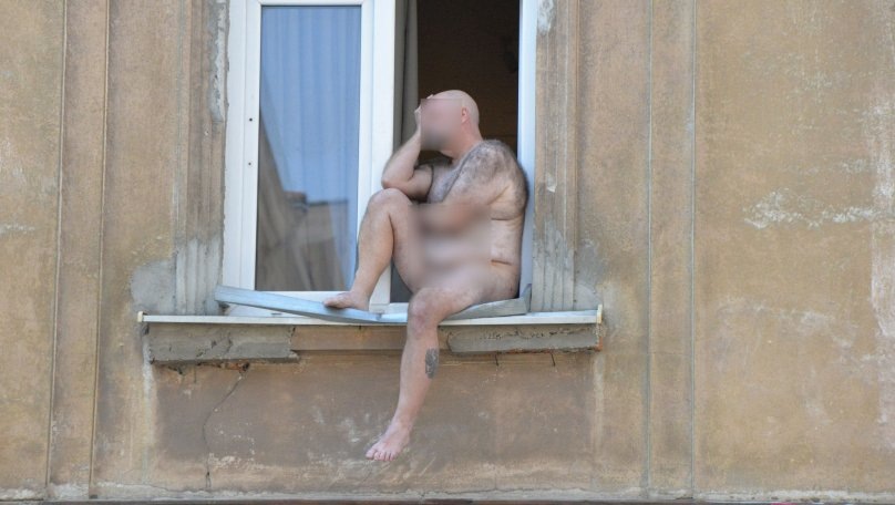    В центре Львова обнажённый гражданин США хотел совершить самоубийство