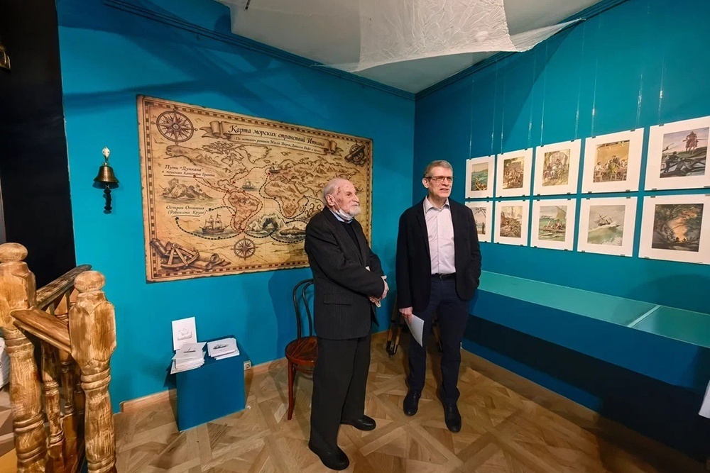    Художник Анатолий Иткин (слева) и директор Литературного музея Дмитрий Бак на вернисаже. / Анастасия Скорондаева