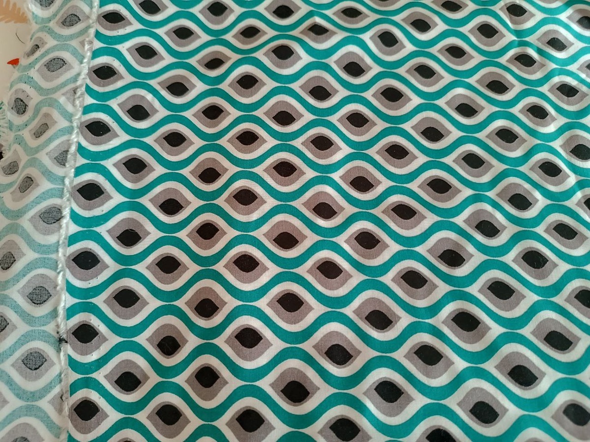 Плательный штапел оказался не прост в работе. Скользил, просвечивал