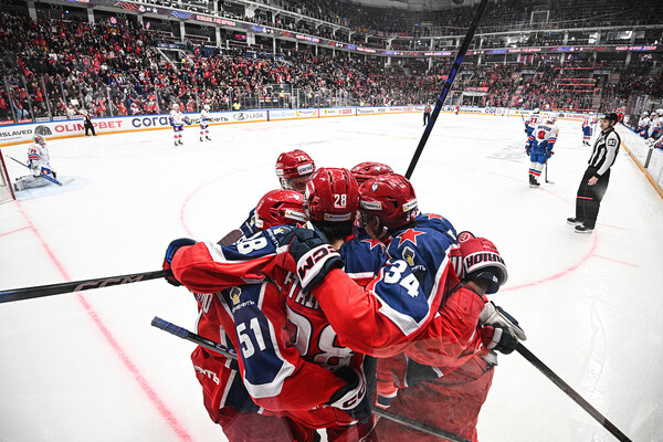 Игроки ПХК ЦСКА радуются заброшенной шайбе в матче плей-офф 1/8 финала Кубка Гагарина Континентальной хоккейной лиги (КХЛ) в Москве / Сергей Бобылев/РИА Новости   📷