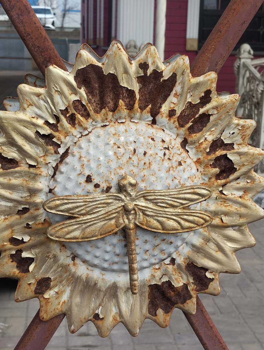 Эта фотография символизирует обшарпанный блеск прежней позолоты. Тем, кто знал платформу раньше, есть с чем сравнить. Даже если не было тогда никаких подборок, были свои преимущества.