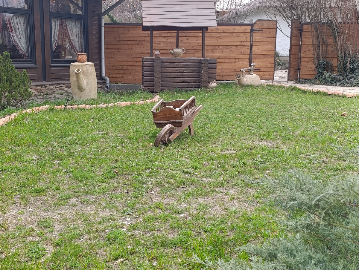 Арт-объект в виде тележки возле ресторана "Дерёвня".